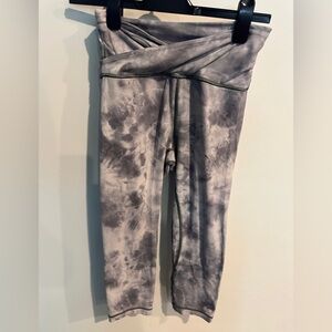 Lululemon Align Crop 21" *Cross Waist
Diamond Dye Stargaze Pitch Grey size 6#417